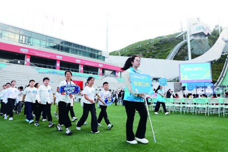 <br>          ▲<br>张家口市代表队进入开幕式现场<br><br>        