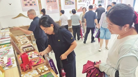 <br>          ■学员们在学校观摩学习 ■供图/保定市教育局<br><br>        