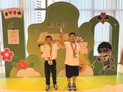 <br>          ■程嘉乐（左）与张博瑜举起亚军奖杯<br><br>        