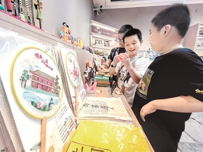 <br>          ■8月16日，几位小朋友在承德避暑山庄烟雨楼“承心呈益”官方文创店挑选文创产品<br><br>        