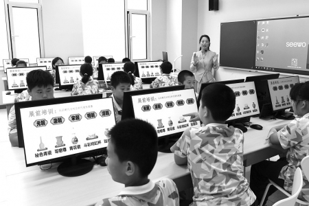 <br>          ■北京市第二十中学附属育鹰小学的学生们在上人工智能教育通识课<br><br>        