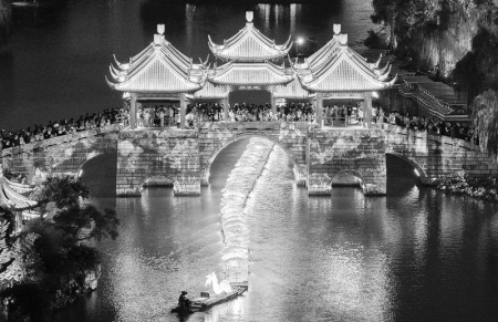 <br>          ■8月3日，游客在江苏扬州瘦西湖风景区观赏“水上游龙”巡游（无人机照片）<br><br>        