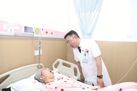 <br>          ■霍炳杰查房时观察患者舌苔情况 ■供图/霍炳杰<br><br>        