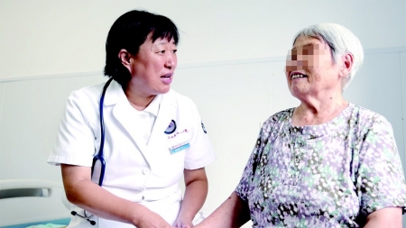 <br>          ■顾翠英跟住院老人谈心 ■供图/顾翠英<br><br>        