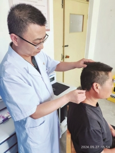 <br>          ■宋海涛给患者扎针灸 ■供图/宋海涛<br><br>        
