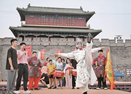 <br>          ■今年以来，我省推动文旅向沉浸式、智慧化、个性化升级，激发了消费新动能。图为近日在正定“子龙出征”常山战鼓非遗技艺体验活动现场，游客沉浸式参与互动<br><br>        