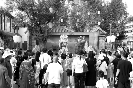 <br>          ■7月31日，游客在唐山市河头老街景区观看舞狮表演 ■供图/新华社<br><br>        