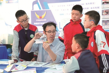<br>          ■兰学渊和孩子们一起研究飞行原理<br><br>        