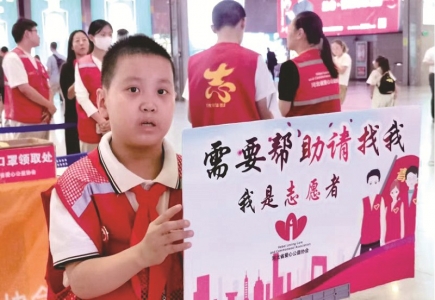 <br>          ■ 刘 天 骄（左）与孟广禄在春晚后台合影<br><br>        
