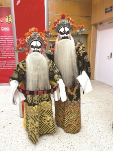 <br>          ■隋致宁（左）给结对帮扶 8年的小伙伴送书包<br><br>        