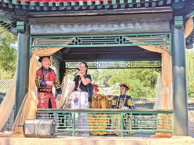 <br>          ■8月19日，避暑山庄《山庄见驾》互动演出中，一位游客上台展示才艺<br><br>        