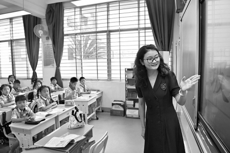 <br>          ■8月31日，在广西南宁滨湖路小学教育集团滨湖校区，老师给学生上课 ■供图/新华社<br><br>        