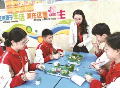 <br>          ■美育课堂上，卢君带领学生开展创意手工实践活动<br><br>        