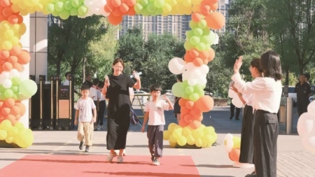 <br>          ■邯郸经济技术开发区第二小学的学生家长送一年级新生入校<br><br>        