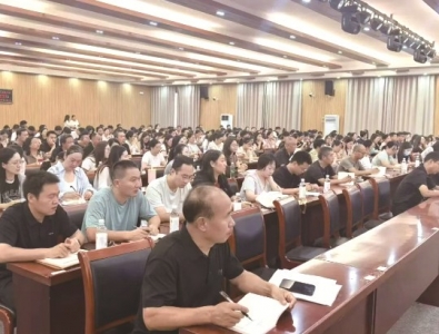 <br>          ■参训班主任认真听会 ■图片来源/河北教育发布微信公众号<br><br>        