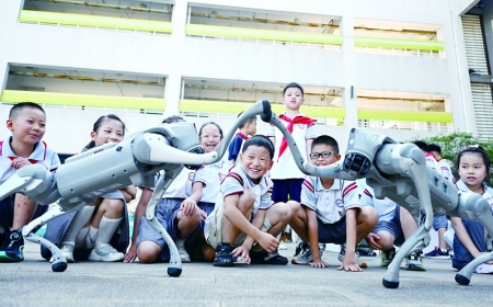 <br>          ■9月1日，四川省成都市双流区西航港小学学生在科技体验活动上观看机器狗表演<br><br>        