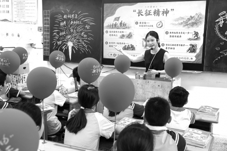 <br>          ■9月1日，在江西省庐山市第一小学六（2）班的主题班会上，老师为学生们宣讲长征精神<br><br>        