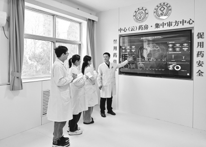 <br>          ■故城县“云药房”的集中审方中心 ■供图/牟明宏<br><br>        