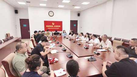 <br>          ■青年代表在交流座谈会上积极建言献策<br><br>        