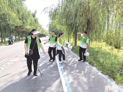 <br>          ■“小青宝”志愿者清理路面垃圾<br><br>        