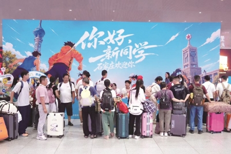<br>          ■大一新生在服务台咨询迎新活动乘车路线<br><br>        