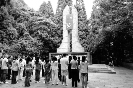 <br>          ■游客在娄山关红军战斗纪念碑前瞻仰<br><br>        