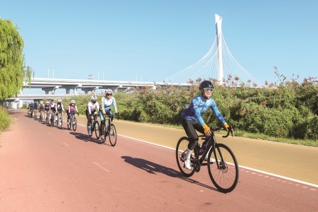 <br>          ■9月13日，骑行者在石家庄滹沱河畔环城绿道骑行 ■供图/新华社<br><br>        
