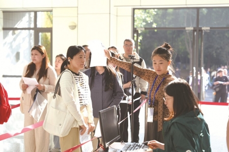 <br>          ■考生通过人脸识别核验身份后有序入场<br><br>        