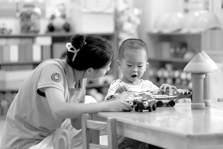 <br>          ■9月2日，在北京九龙幼儿园，一名幼儿在老师的陪伴下度过入园适应期<br><br>        