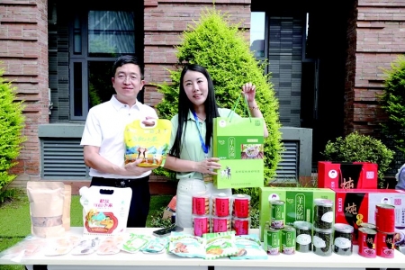 <br> ■葛琪(右)在推荐承德美食■供图/葛琪<br><br>