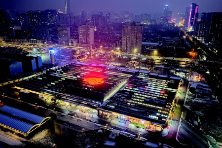 <br>          ■织音1953夜景 ■摄/本报记者袁嘉乐<br><br>        