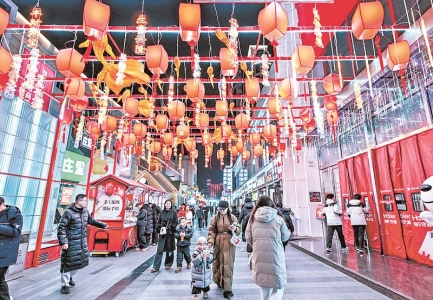 <br>          ■1月6日，市民在石家庄市湾里庙步行街购物游玩 ■摄/河北日报记者田明<br><br>        