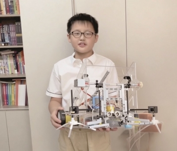 <br>          ■张家口市桥西区下东营小学学生乔恺展示设计的智能机器人<br><br>        