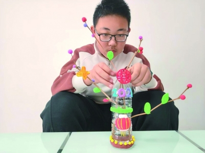 <br>          ■衡水市枣强县第六中学学生王宗煜用旧物改造“新春许愿瓶”<br><br>        