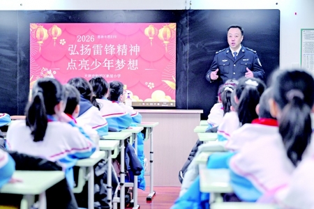 <br>          ■3月2日，在天津市和平区新星小学，民警在宣讲雷锋精神<br><br>        