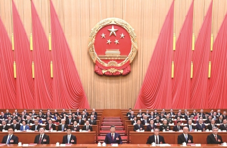 <br>          ■3月12日下午，第十四届全国人民代表大会第四次会议在北京人民大会堂闭幕。党和国家领导人习近平、李强、王沪宁、蔡奇、丁薛祥、李希、韩正等在主席台就座。 ■供图/新华社<br><br>        