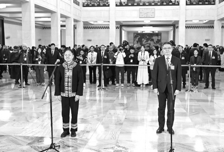 <br> ■3月5日,第十四届全国人民代表大会第四次会议首场“代表通道”集中采访活动在北京人民大会堂举行。这是全国人大代表农加贵(左)、高德荣接受媒体采访。■供图/新华社<br><br>