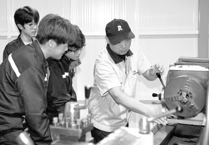 <br> ■在石家庄技师学院实训课堂,老师为学生讲解机床加工知识<br><br>