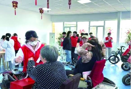 <br> ■华北理工大学学生在唐山市截瘫疗养院开展实践活动<br><br>