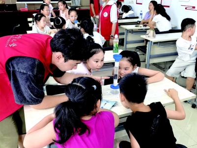 <br> ■河北地质大学志愿者指导青少年开展趣味科学实验<br><br>